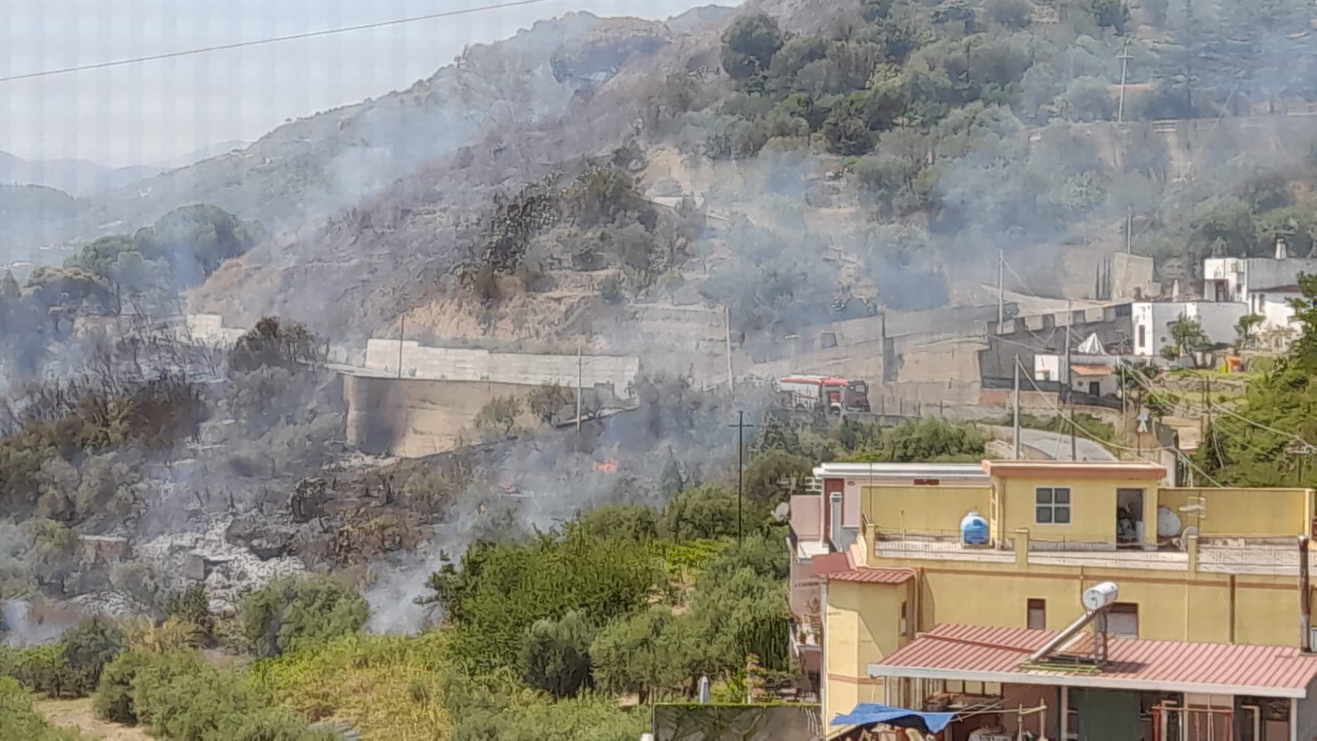 Messina tutti gli incendi attivi in città A Serro le fiamme giungono