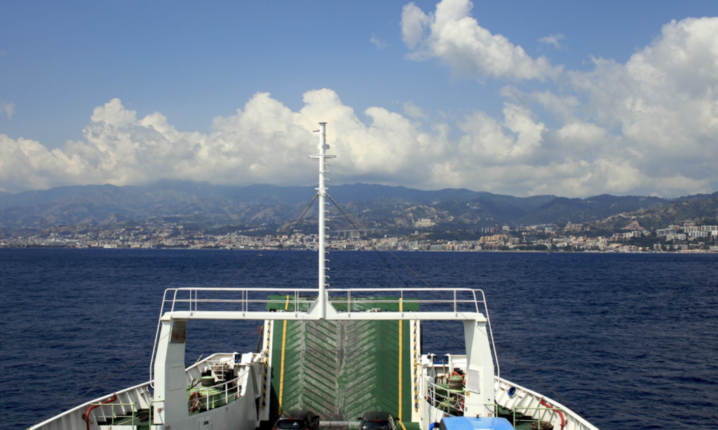 Stretto di Messina, le corse giornaliere dei traghetti passano da 4 a 5